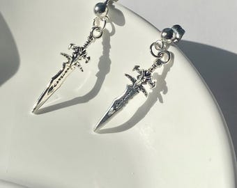 Orecchini pendenti a forma di spada / Gioielli in argento con spada / Orecchini medievali / Accessori gotici / Regalo unico per lui o per lei / Gioielli fantasy