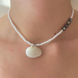 Colar de miçangas personalizado com nome lateral, colar com pingente de letras de concha, joias de praia boho, presente de madrinha, presentes de feriado para ela
