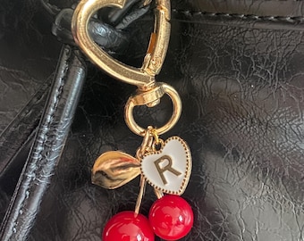 Dije de cereza para bolso con inicial – Llavero de cereza personalizado – Bonito dije de fruta para bolso – Accesorio personalizado para bolso con letras