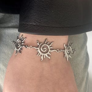 Solspiralarmband i rostfritt stål – Celestial Swirl-smycken, minimalistiskt silverarmband med solmotiv, bohemisk modern present till henne