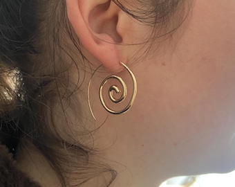 Aros de espiral dorados – Aros minimalistas con efecto remolino – Aros geométricos modernos – Aguja de cobre – Regalo para ella