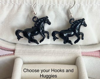 LONYOO Orecchini Acciaio Inox a Forma di Cavallo in Esecuzione Pendenti con Animali da Fattoria Gioielli per Cavalli Regali per Ragazza Donna (Argento Placcato