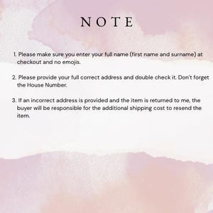 Pode incluir: Um cart&atilde;o informativo branco com um fundo de aguarela rosa suave apresentando o texto NOTE seguido por tr&ecirc;s instru&ccedil;&otilde;es numeradas sobre a inser&ccedil;&atilde;o do nome completo, endere&ccedil;o correto e custos de envio para devolu&ccedil;&otilde;es.