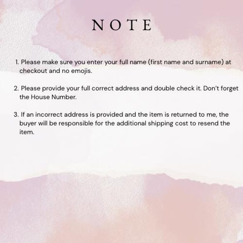 Pode incluir: Um cart&atilde;o informativo branco com um fundo de aguarela rosa suave apresentando o texto NOTE seguido por tr&ecirc;s instru&ccedil;&otilde;es numeradas sobre a inser&ccedil;&atilde;o do nome completo, endere&ccedil;o correto e custos de envio para devolu&ccedil;&otilde;es.