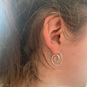 Pendientes espirales infinitos / Aros espirales de latón / Pendientes bohemios de latón / Joyería espiral tribal / Aros espirales ligeros, regalo para ella