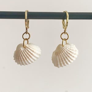 Boucles d'oreilles en coquillage doré Boucles d'oreilles en coquillage imperméables résistants à la ternissure, bijoux de plage, boucles d'oreilles d'été bohèmes, cadeau de mariée côtière