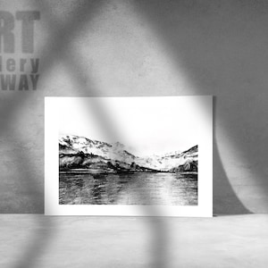 Wanddekoration mit norwegischem Bergfjord | A5-Kunstdruck von Original-Bleistiftzeichnung | Naturlandschaft Giclée Geschenk für Zuhause