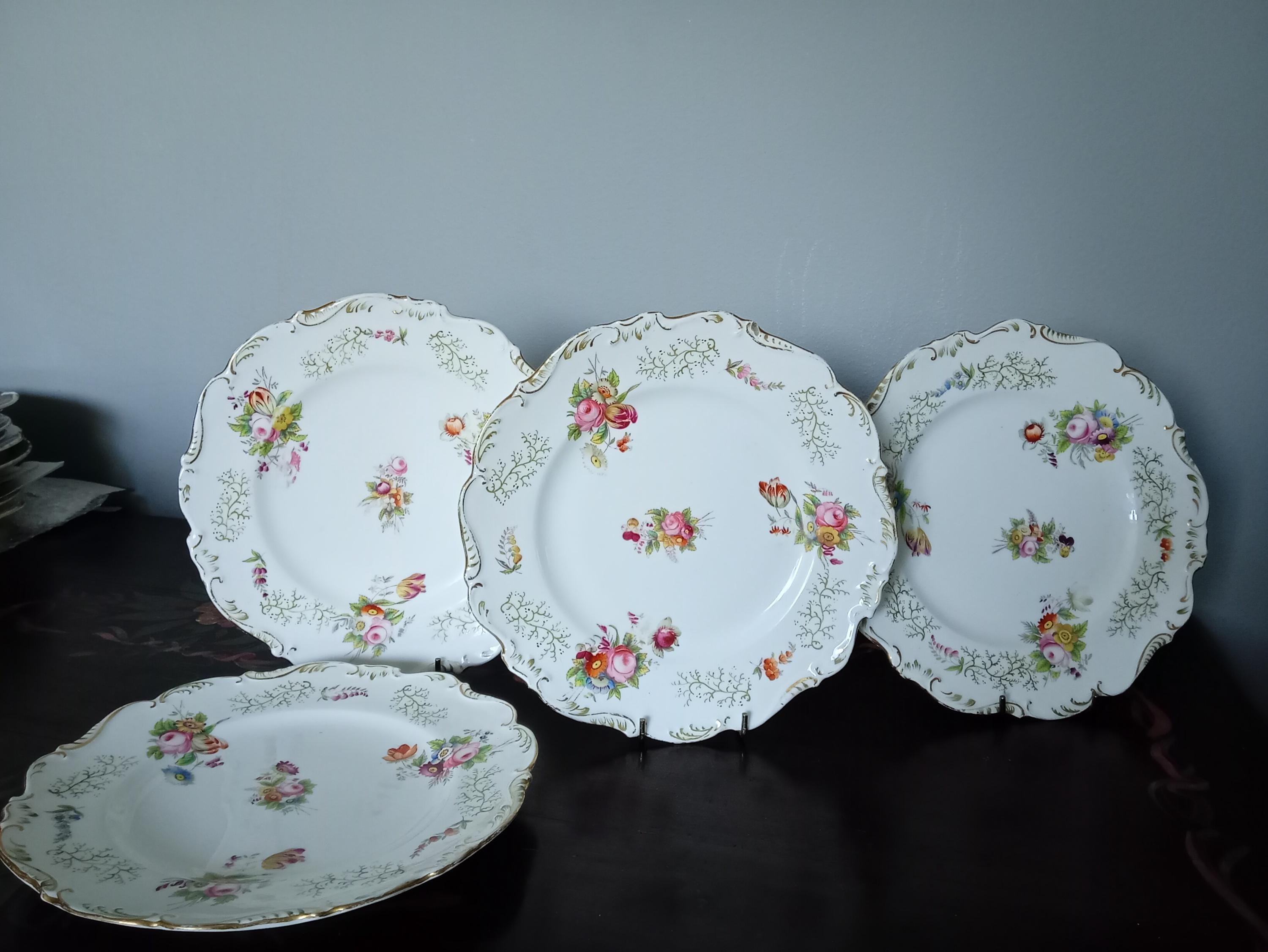 【Coalport】アンティーク　プレート　花柄　透かし アンティークのコールポート製デザートプレート。縁に穴が開けられ