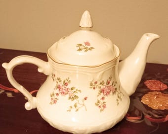 Bule de porcelana vintage grande com estampa floral rosa. Fabricado na Polônia.