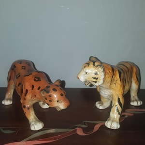 Statuetta vintage in ceramica dipinta a mano raffigurante un animale. Set di 2