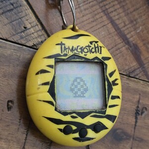 Virtual Pet , Original TAMAGOTCHI YELLOW TIGER ~ 1997 90's pop culture, powers on image 4