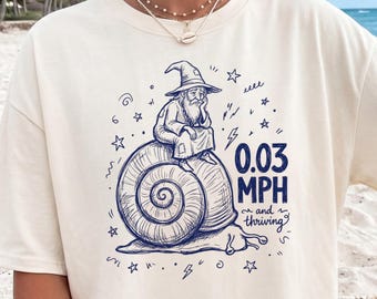0,03 MPH und Thriving Zauberschnecke Tee | Lustiges Slow Living Shirt