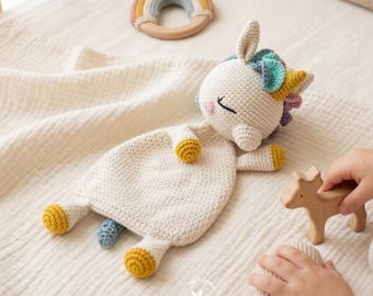 Gehäkeltes Einhorn Lovey Plüschtier, handgemachte Amigurumi Einhorn Kuscheldecke, süßes Baby Komfort Spielzeug, Fantasy Kinderzimmer Geschenk, fertiges Produkt