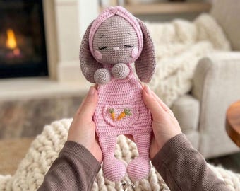 Handgemachtes Häkelhäschen Plüschtier, Amigurumi Bunny Snuggler Doll, süßes Kaninchen Plushie, weiches Tierspielzeuggeschenk, fertiges Produkt