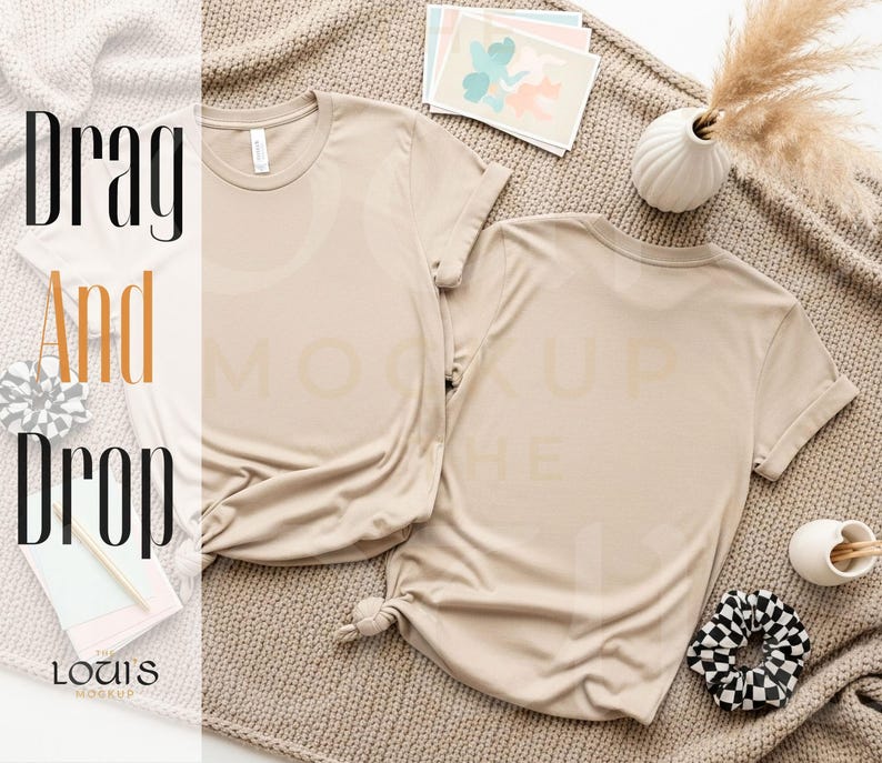 K&ouml;nnte beinhalten: Zwei beige T-Shirts werden auf einer neutralfarbenen Decke pr&auml;sentiert, die sowohl die Vorder- als auch die R&uuml;ckseite zeigen. Die Shirts sind mit hochgekrempelten &Auml;rmeln und einem geknoteten Saum versehen. Das Bild enth&auml;lt eine kleine Vase mit Trockenblumen, Schreibwaren und ein schwarz-wei&szlig;es Scrunchie.