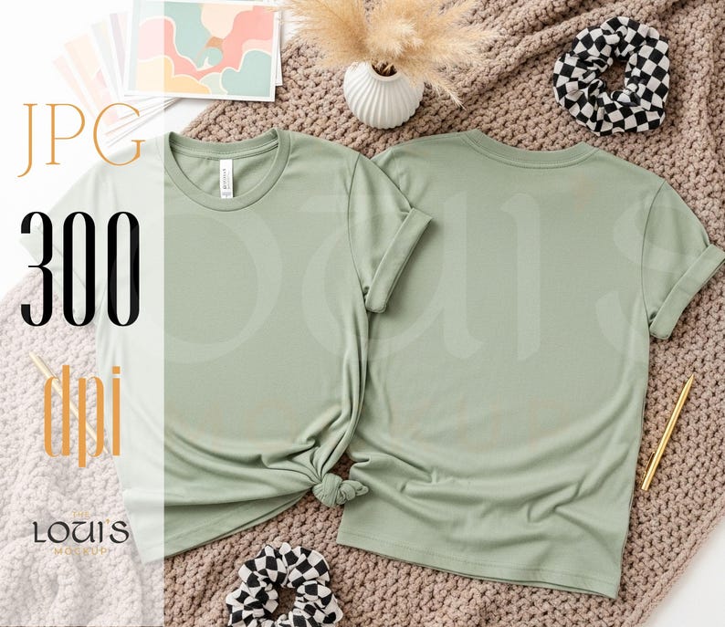 K&ouml;nnte beinhalten: Zwei salbeigr&uuml;ne T-Shirts, eines mit Knoten, werden auf einer strukturierten Oberfl&auml;che pr&auml;sentiert. Das Bild enth&auml;lt ein Scrunchie, Schreibwaren und dekorative Elemente. Der Text "JPG 300 dpi" und der Markenname "LOUIS MOCKUPS" sind ebenfalls sichtbar.