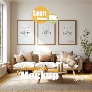 Może przedstawiać: Makieta salonu z białą sofą, trzema obrazami w ramach i drewnianym stolikiem kawowym. Obrazy są tej samej wielkości i mają proporcje 5x7. Tekst na obrazach brzmi "5 x 7 Aspect Ratio 300dpi".