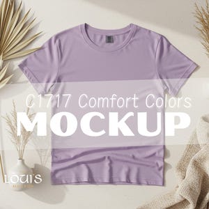 Könnte beinhalten: Ein lilafarbenes T-Shirt-Mockup mit dem Text "C1717 Comfort Colors MOCKUP" auf weißem Hintergrund.