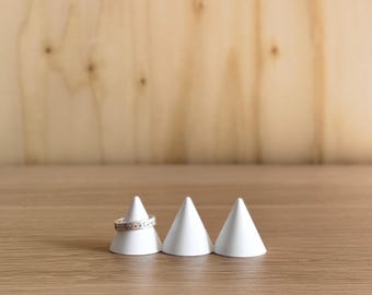Cone porta-anéis minimalista: suporte moderno para exibição de joias (PLA, fabricado no Reino Unido)