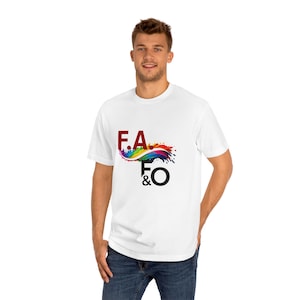 Puede incluir: Camiseta blanca con un diseño gráfico colorido que dice "F.A. & FO" en letras rojas y negras.