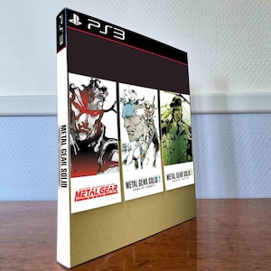 Pode incluir: Uma caixa de coleção de jogos para PlayStation 3 intitulada Metal Gear Solid. A capa apresenta três painéis verticais com ilustrações de personagens de Metal Gear Solid, Metal Gear Solid 2: Sons of Liberty e Metal Gear Solid 3: Snake Eater.