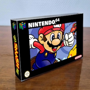 Peut inclure: Une boîte de jeu vidéo rectangulaire Nintendo 64 pour Super Smash Bros. L'emballage noir présente le logo N64, le texte Nintendo 64 et une illustration colorée de Mario en train de courir. Le panneau latéral affiche le titre Super Smash Bros.