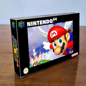Peut inclure: Une boîte de jeu vidéo rectangulaire Nintendo 64 pour Super Mario 64. L'emballage noir présente le logo N64, le titre Super Mario 64 et un graphique de Mario ailé volant au-dessus d'un château. Un petit sceau Nintendo est visible sur le devant.