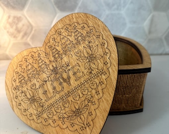 Geschenkbox aus gebeiztem Holz in Herzform