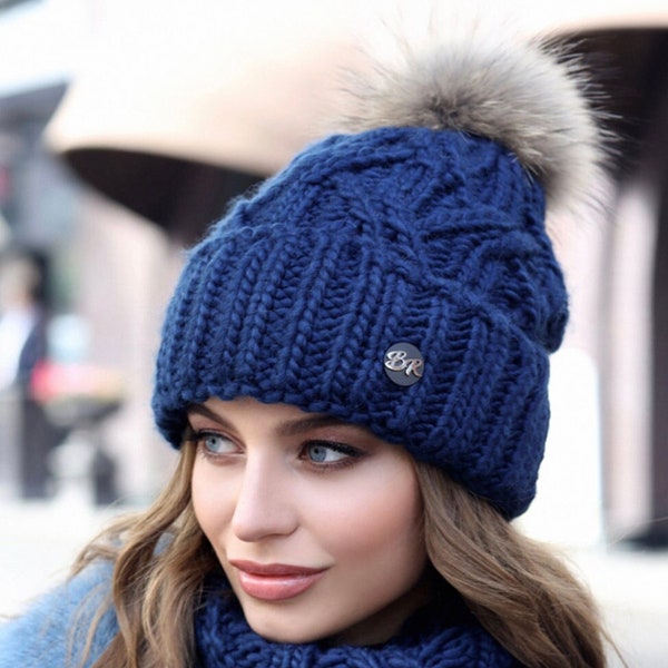 SET Bonnet élégant pour femme avec pompon et écharpe en fausse fourrure - accessoire chaud en hiver polaire pompon bonnet tricoté cadeau pour la femme 4638-7