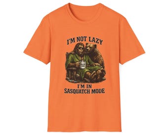 Squatch Mode Bigfüße mit Kaffee T-Shirt | Sasquatch sitzend mit Bear Buddy