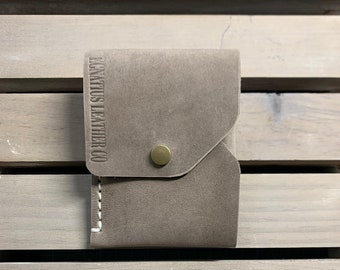 Cartera de cuero, Tarjetero de cuero, Hecha a mano, Minimalista, Bolsillo delantero, Cartera con broche, Cartera vertical