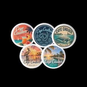 Könnte beinhalten: Fünf runde Ansteckbuttons mit Motiven von Caye Caulker, Belize. Die Designs zeigen einen tropischen Cocktail, eine Schnorchelmaske, einen Rundschwanzseekuh, einen Pelikan auf einem Holzpfahl bei Sonnenuntergang und eine Küstenszene mit Palmen.