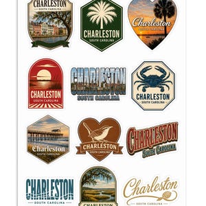 Peut inclure: Une planche d'autocollants présentant douze motifs individuels liés à Charleston, en Caroline du Sud. Les autocollants incluent des illustrations de la ligne d'horizon de la ville, un palmier, un coucher de soleil, un crabe bleu, une jetée, un oiseau et divers styles typographiques.