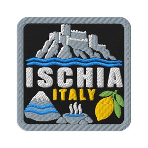 Puede incluir: Un parche bordado cuadrado con borde gris sobre fondo negro. Presenta un castillo blanco, olas azules, el texto ISCHIA ITALY en blanco y amarillo, una montaña gris, un pequeño manantial termal azul y un limón amarillo con hojas verdes.
