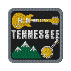 Könnte beinhalten: Ein quadratischer gestickter Aufnäher mit schwarzem Hintergrund und grauem Rand. Er zeigt eine gelbe E-Gitarre, den weißen Schriftzug "TENNESSEE", ein grünes Gebirge mit weiß verschneiten Gipfeln sowie ein gelb-weißes Banjo als Musikinstrument.