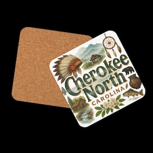 Może przedstawiać: Kwadratowy podkładka z korkową podstawą i białym wierzchem z napisem "Cherokee North Carolina". Projekt zawiera indiański nakrycie głowy, niedźwiedzia, rybę i łapacz snów.