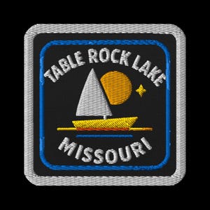 Puede incluir: Parche bordado con un velero en Table Rock Lake, Missouri. El diseño incluye un barco amarillo, una vela blanca, un sol dorado y una estrella, sobre un fondo negro con el texto "Table Rock Lake Missouri".