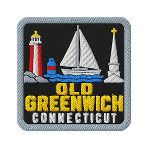 Peut inclure: Un écusson brodé carré sur fond noir avec une bordure gris clair. Il représente un phare rouge et blanc, une bouée bleue, un voilier blanc et un clocher d'église blanc. Le texte indique OLD GREENWICH CONNECTICUT en jaune et en blanc.