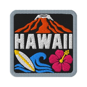 Op de afbeelding: Een vierkante geborduurde patch met een grijze rand op een zwarte achtergrond. Het toont een oranje vulkaan met witte sneeuw, de witte tekst HAWAII, een wit en geel surfboard op een blauwe golf en een felroze hibiscusbloem met geel hart.