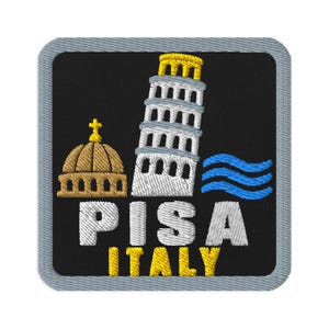 Puede incluir: Un parche bordado cuadrado con fondo negro y borde gris. Presenta una cúpula dorada, la Torre de Pisa en blanco y ondas azules. El texto PISA está bordado en blanco e ITALY está bordado en amarillo debajo de los iconos.