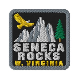 Peut inclure: Un écusson brodé carré sur fond noir représentant un aigle jaune en vol, des sommets montagneux gris et un sapin vert. Le texte SENECA ROCKS est brodé en blanc, et W. VIRGINIA est brodé en jaune dans la partie inférieure de l'écusson.