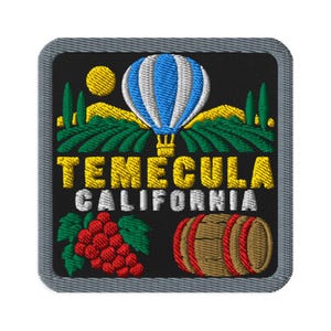 Peut inclure: Un écusson brodé carré sur fond noir représentant une montgolfière bleue et blanche, un soleil jaune, des collines vertes et des cyprès. Le texte TEMECULA CALIFORNIA est brodé en jaune et blanc, accompagné de raisins rouges et d'un tonneau.
