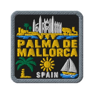 Peut inclure: Un écusson brodé carré avec un fond noir et une bordure grise. Il présente une cathédrale blanche, le texte jaune PALMA DE MALLORCA, un palmier vert, un soleil jaune, un voilier blanc et le texte blanc SPAIN en bas de l'écusson.