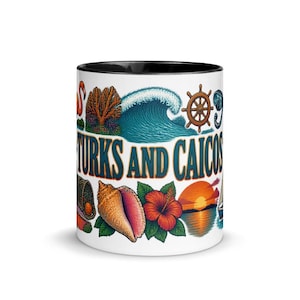Könnte beinhalten: Ein weißer Keramikbecher mit schwarzem Innenraum und Rand, verziert mit einer farbenfrohen Grafik von Turks and Caicos. Das Design zeigt einen Flamingo, Korallen, eine Meereswelle, ein Steuerrad, eine Muschel, einen Hibiskus, einen Sonnenuntergang und ein Segelboot.