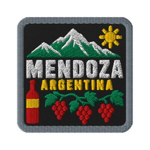 Op de afbeelding: Een vierkante geborduurde patch met een zwarte achtergrond en een grijze rand. Het toont een wit gebergte, een gele zon en de tekst MENDOZA ARGENTINA in wit en geel. Daaronder een rode wijnfles en drie trossen rode druiven.