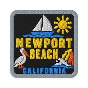 Puede incluir: Un parche bordado cuadrado con fondo negro y borde gris. Presenta un velero blanco sobre olas azules, un sol amarillo, un pelícano blanco con pico naranja y el texto amarillo NEWPORT BEACH sobre el texto azul CALIFORNIA.