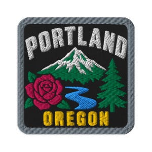 Może przedstawiać: Kwadratowa haftowana naszywka z czarnym tłem i szarą obwódką. Zawiera biały napis PORTLAND u góry i żółty napis OREGON u dołu. Wzór przedstawia ośnieżoną górę, czerwoną różę oraz zielone drzewo iglaste na czarnym tle naszywki.