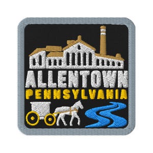 Puede incluir: Un parche bordado cuadrado con borde gris sobre fondo negro. Presenta un edificio industrial blanco y tostado, el texto blanco ALLENTOWN, el texto amarillo PENNSYLVANIA, un carruaje blanco tirado por caballos y un gráfico de río azul.