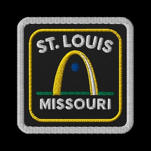 Puede incluir: Parche bordado con el Gateway Arch en St. Louis, Missouri. El diseño incluye el texto "ST. LOUIS" encima del arco y "MISSOURI" debajo. El parche tiene un fondo negro con un borde amarillo y texto blanco.