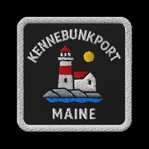 Könnte beinhalten: Gestickter Aufnäher mit einem Leuchtturm mit rot-weißen Streifen, einem kleinen weißen Gebäude und dem Text "KENNEBUNKPORT MAINE" in Weiß auf schwarzem Hintergrund. Eine gelbe Sonne ist ebenfalls vorhanden.